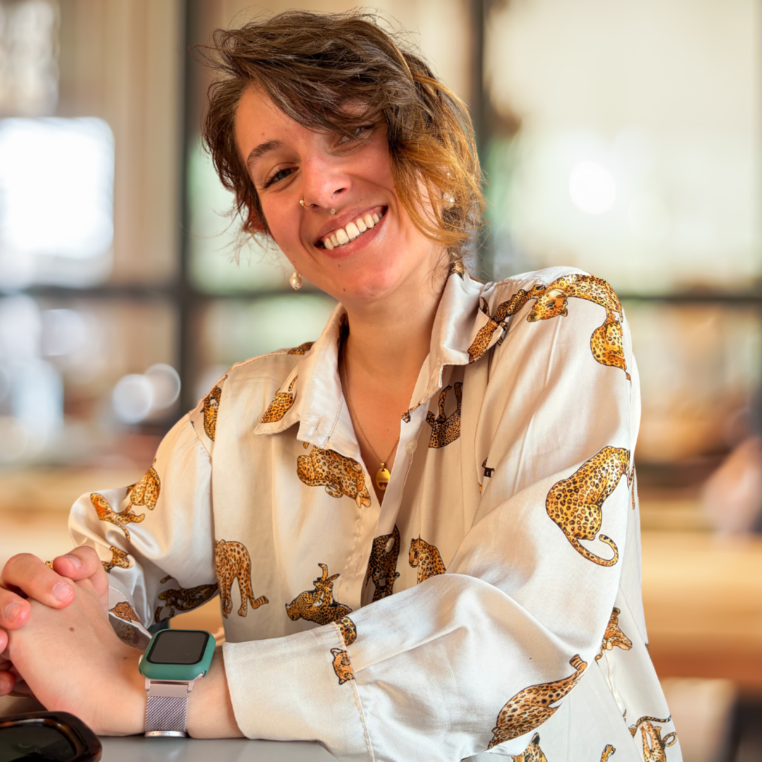 Léa Toussenel - Rédactrice web SEO & Copywriting à Saint-Lô - souriante