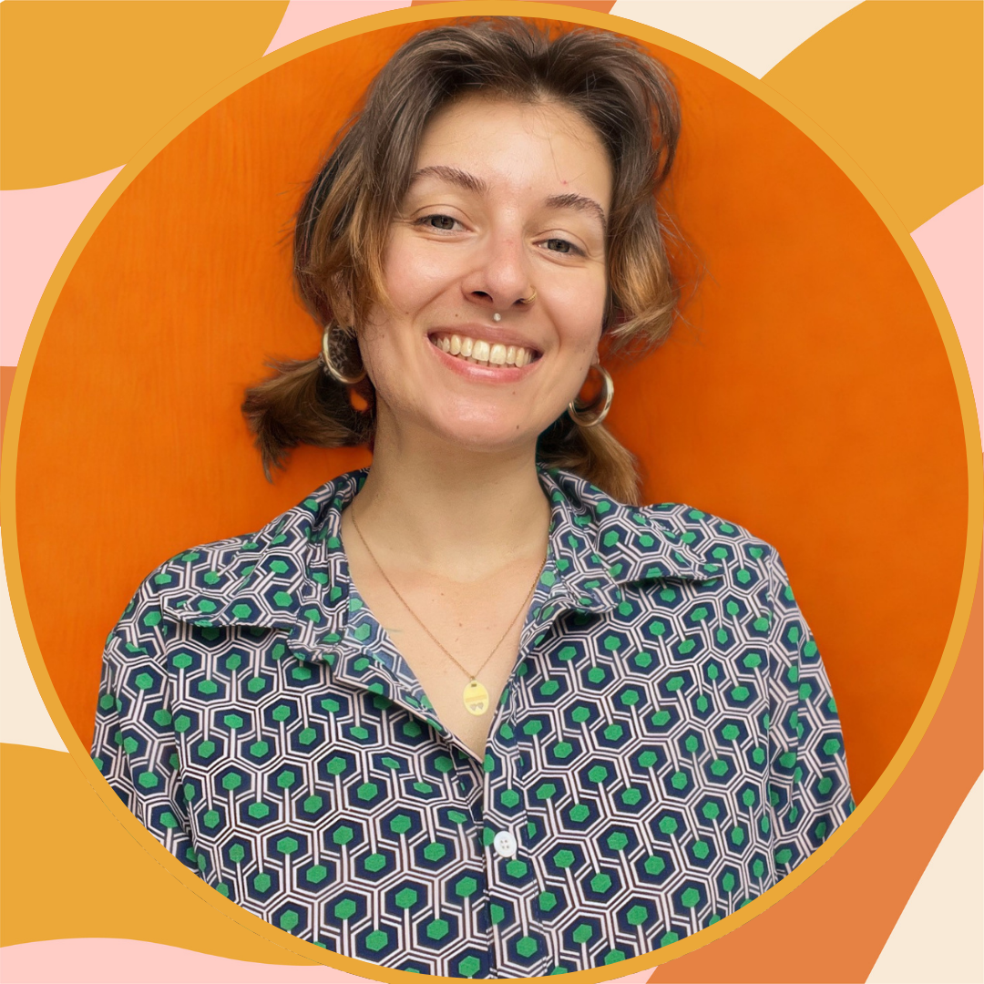 Léa Toussenel Rédactrice web souriante dans un cadre graphique aux couleurs chaudes